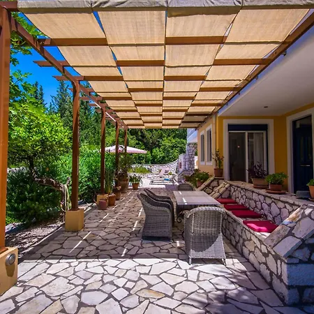 Eleanor Geni Villa Yénion